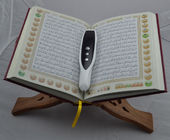 イスラム教のAzanのデジタルイスラム教の神聖なコーランのペンを指し、聞き、そして学ぶ